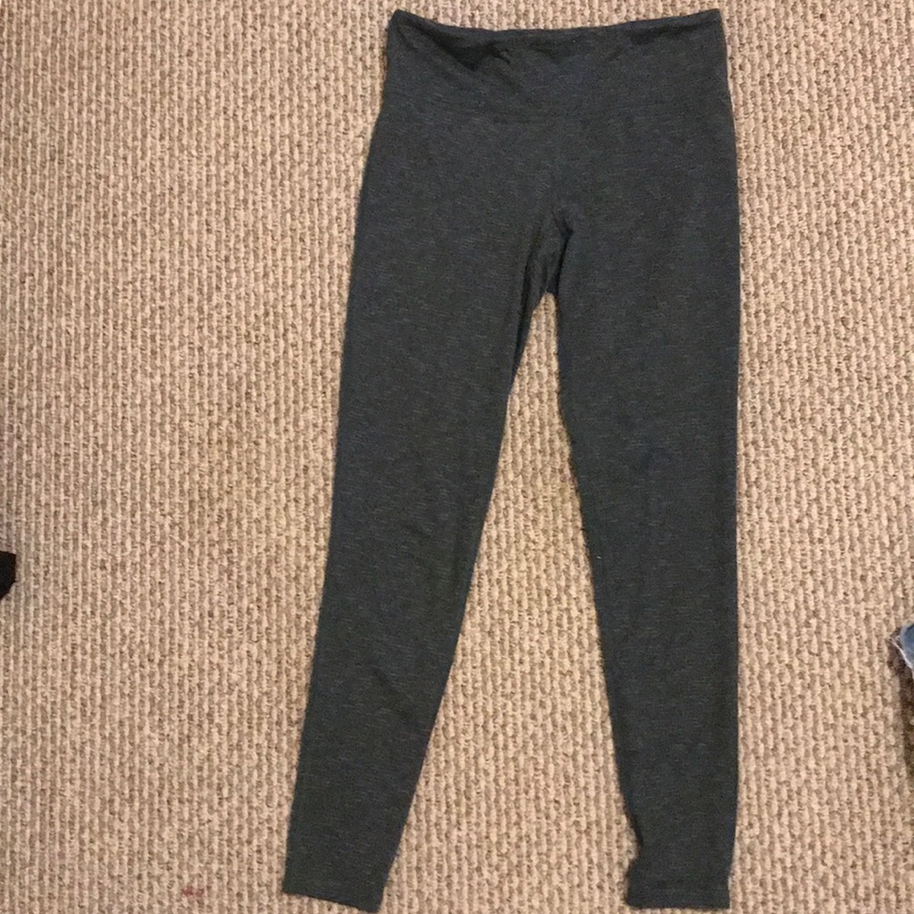Dark green polyester/spandex workout leggings.